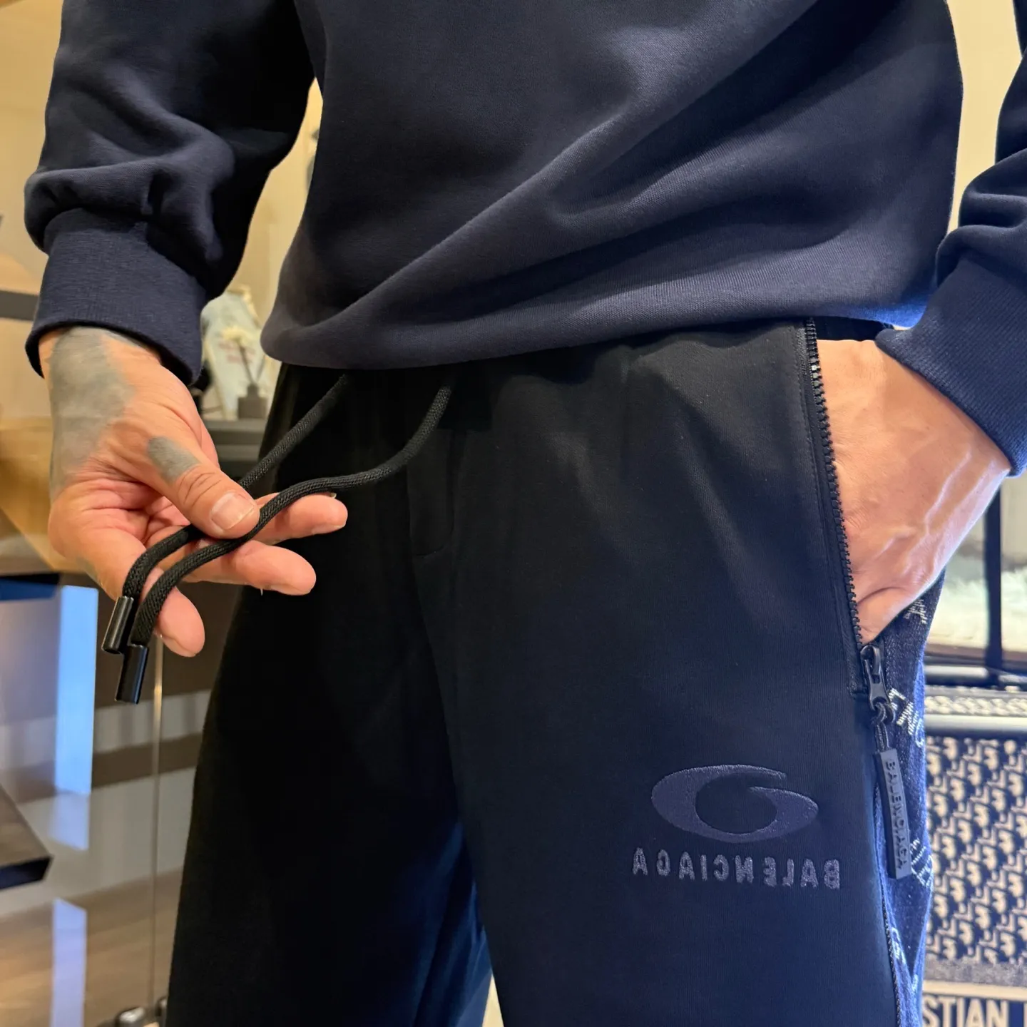 Balenciaga 🆕2026 Autumn and Winter New Arrival Casual Pants! The official website will be released simultaneously. Brand Classic LOGO casual pants, customized fabrics, excellent comfort and strong touch. Highly recognisable, perfect appearance and craftsmanship. Size:M-3XL